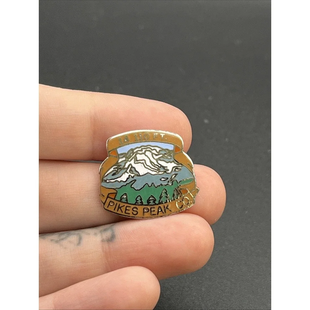 Pikes Peak Mountains Colorado USA 14,110 FT Lapel Hat Pin‎